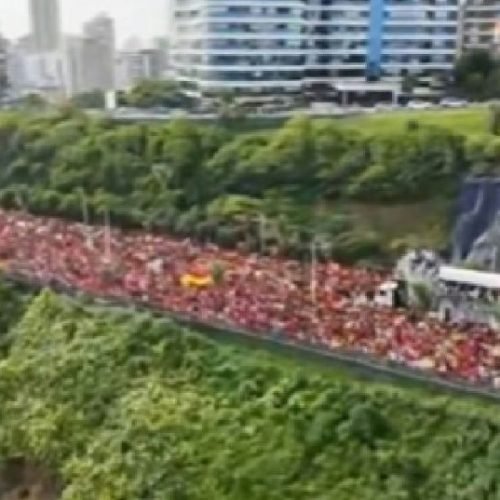 Manifestação pela democracia ocupa a orla da Barra com grandes nomes da música