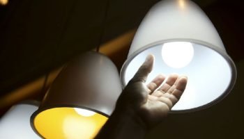 Manutenção na rede elétrica suspende fornecimento de luz em bairro de Salvador