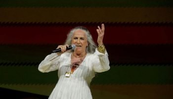 Maria Bethânia declara apoio à reeleição de Lula durante festival em São Paulo