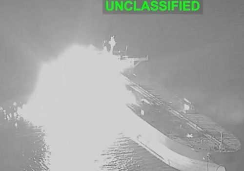 Marinha dos EUA afunda três petroleiros iranianos após ataque a navios de guerra neste sábado