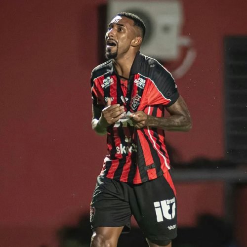Mateusinho sofre lesão no tórax, deixa partida e tranquiliza torcedores