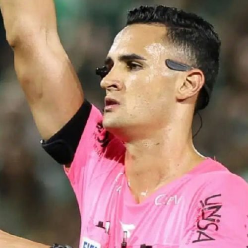 Matheus Delgado Candançan apita duelo entre Vitória e Cruzeiro no Barradão