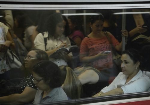 Medo da violência impacta rotina e escolhas profissionais de 78% das mulheres brasileiras