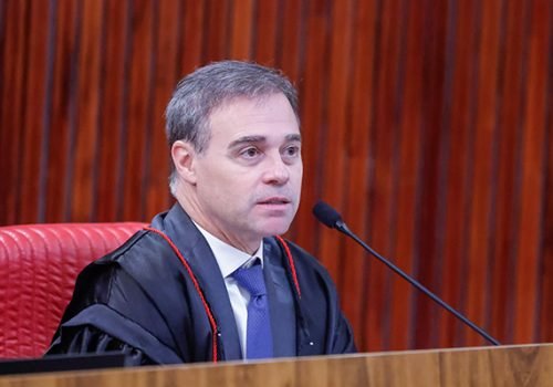 Mendonça afirma que Lula e Flávio Bolsonaro podem abrir sigilos sem aval do TSE