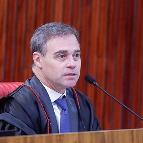 Mendonça afirma que Lula e Flávio Bolsonaro podem abrir sigilos sem aval do TSE