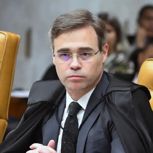 Mendonça determina remoção de vídeo com IA que simula prisão de Flávio Bolsonaro
