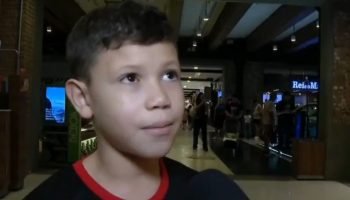 Menino de 8 anos emociona ao enviar mensagem de Dia dos Pais para pai falecido em shopping do Rio