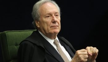 Mensagens revelam orientação de Vorcaro para criar demandas a filho de Lewandowski