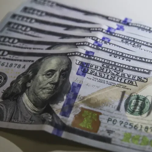 Moeda norte-americana encerra semana com forte valorização e atinge cotação de cinco reais e quarenta e quatro centavos