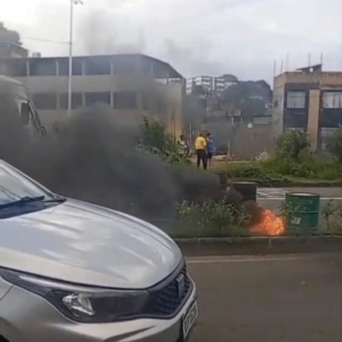 Moradores protestam e bloqueiam Avenida Gal Costa, causando congestionamento em Salvador