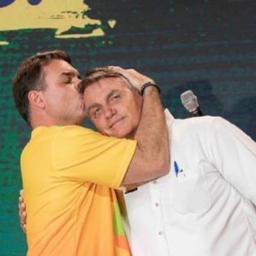 Moraes libera visitas de Flávio Bolsonaro ao pai em prisão domiciliar em Brasília