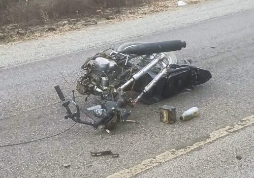 Motocicleta é partida ao meio após colisão violenta na Br-324