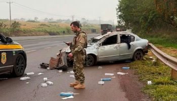 Motorista capota carro durante perseguição policial no Paraná e é preso com carga de cigarros contrabandeados