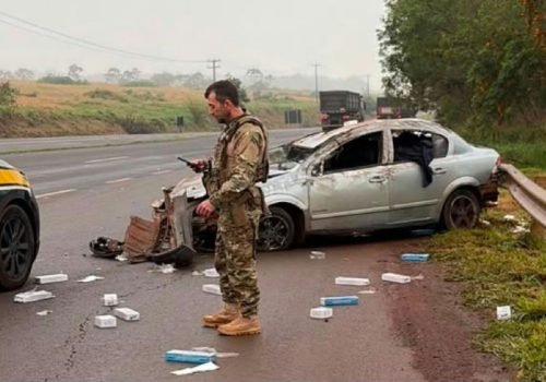 Motorista capota carro durante perseguição policial no Paraná e é preso com carga de cigarros contrabandeados