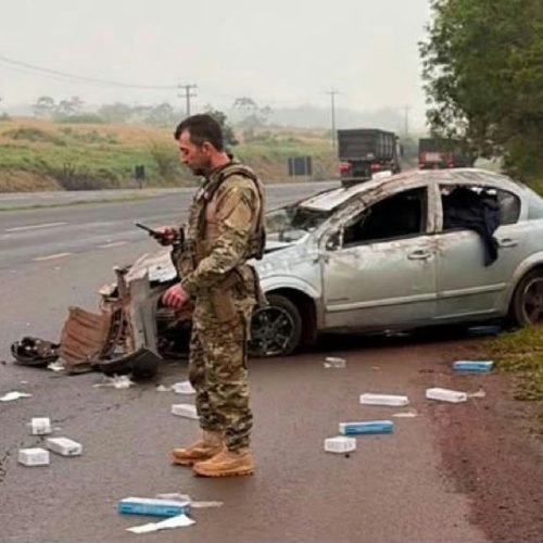 Motorista capota carro durante perseguição policial no Paraná e é preso com carga de cigarros contrabandeados