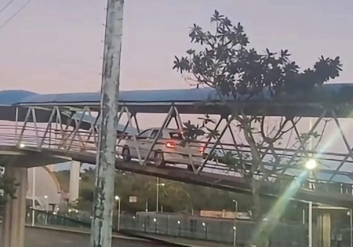 Motorista invade passarela de pedestres na Avenida Paralela em Salvador