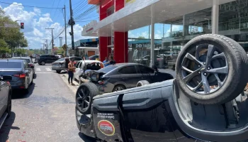 Motorista suspeito de embriaguez causa capotamento e atinge quatro carros em Manaus