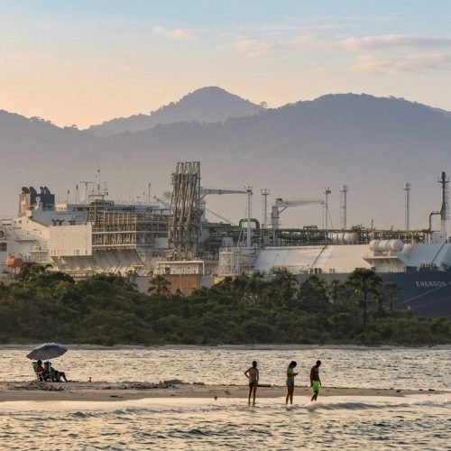 Navio-tanque é atingido por projétil próximo ao Estreito de Ormuz em meio a tensões