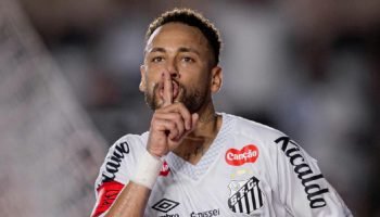 Neymar confronta jornalista em visita à Vila Belmiro durante jogo do Santos