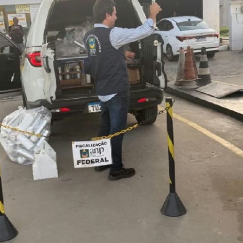 Operação em Feira de Santana interdita posto e prende dois por fraude em combustíveis