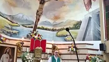 Padre Patricio Alfredo Sánchez Molinari morre após cruz cair sobre ele em missa no Equador