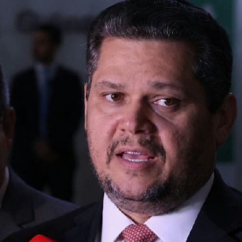 PEC que acaba com escala 6x1 e fixa 40 horas semanais chega à CCJ do Senado com relatoria de Aziz