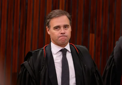 PGR analisa pedido de quebra de sigilo contra instituto ligado a André Mendonça