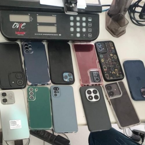 Polícia apreende 11 celulares em pousada após furtos na Micareta de Serrinha