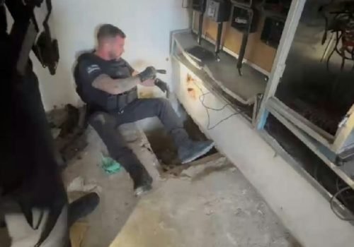 Polícia Civil desarticula arsenal com 5 granadas, armas e drogas em conjunto habitacional de Salvador