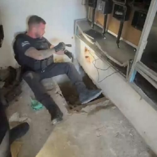 Polícia Civil desarticula arsenal com 5 granadas, armas e drogas em conjunto habitacional de Salvador