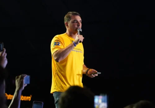 Polícia investiga ameaça contra Flávio Bolsonaro em Juiz de Fora