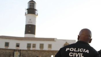 Polícia prende mulher suspeita de assalto com faca na região da Barra