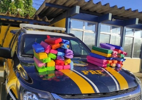 PRF intercepta ônibus de turismo com quase 50 quilos de maconha em Feira de Santana