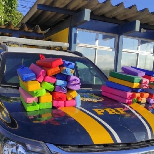 PRF intercepta ônibus de turismo com quase 50 quilos de maconha em Feira de Santana