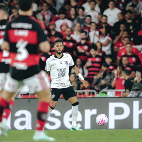 Renan Lodi assume pênalti e polêmica marca vitória do Flamengo sobre o Atlético-MG