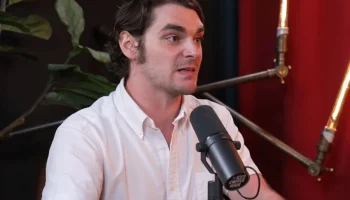 RJ Mitte revela que perdeu ganhos de Breaking Bad após golpe de empresária