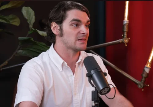 RJ Mitte revela que perdeu ganhos de Breaking Bad após golpe de empresária