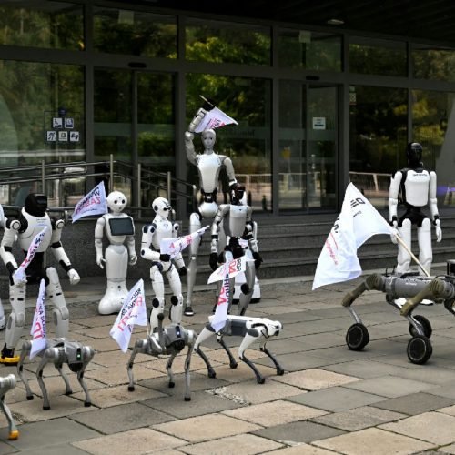 Robôs realizam protesto em Varsóvia por regulamentação da inteligência artificial