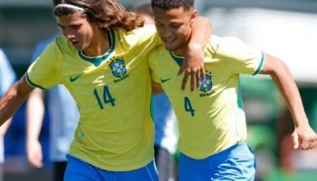 Sandro Diniz, do Vitória, balança a rede na goleada da Seleção Sub-15 sobre o Uruguai