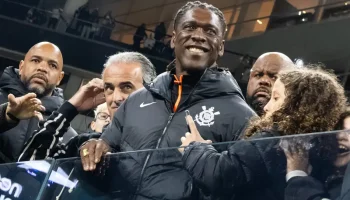 Seedorf acompanha jogo do corinthians na neo química arena e canta com a torcida