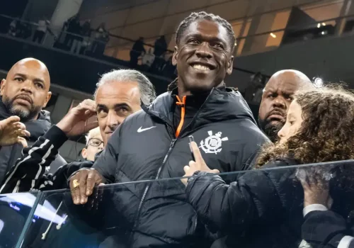 Seedorf acompanha jogo do corinthians na neo química arena e canta com a torcida