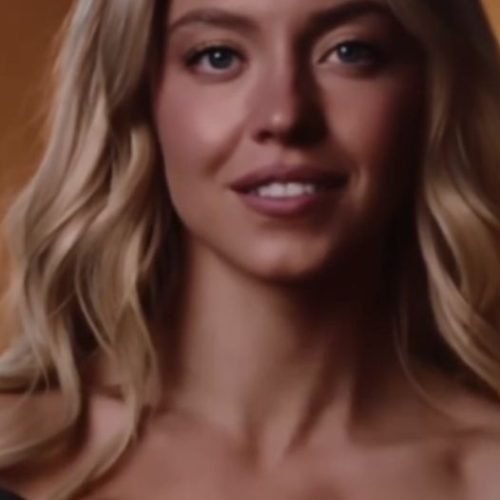 Sydney Sweeney rebate críticas e ironiza apostadores em nova campanha publicitária