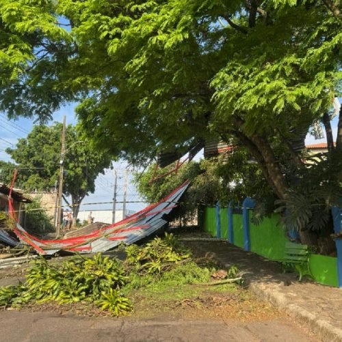 Temporal com ventos de 110 km/h causa destruição e pânico em Varginha