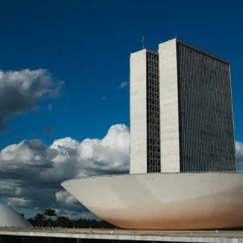 Teto de corredor na Câmara dos Deputados desaba e altera acesso