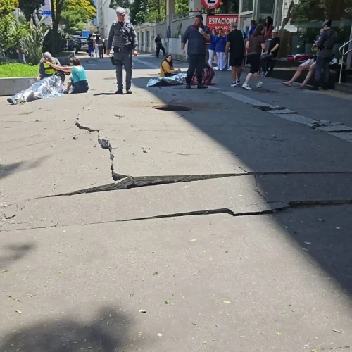 Três pessoas sofrem queimaduras após explosão de bueiro na Avenida Paulista