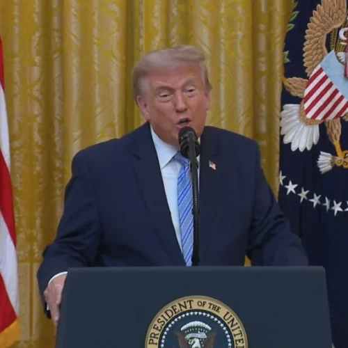 Trump classifica alertas sobre riscos da inteligência artificial como farsa e cita China
