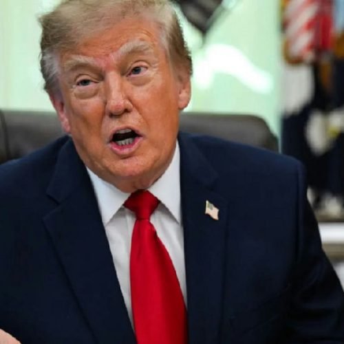 Trump propõe renomear oceanos em discurso polêmico no Tennessee