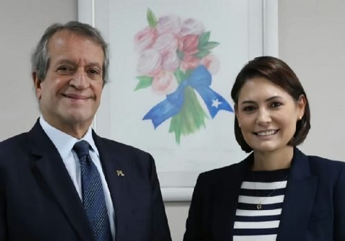 Valdemar e Michelle posam sorridentes em dia de viagem de Flávio