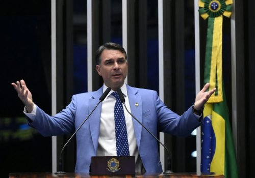 Vínculos de Flávio Bolsonaro com advogado geram questionamentos eleitorais