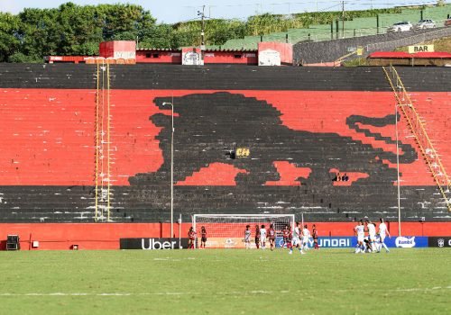 Vitória enfrenta crise no futebol feminino e perde jogadora por FGTS atrasado